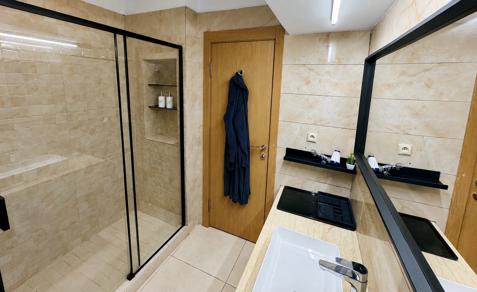 Salle de bains avec douche