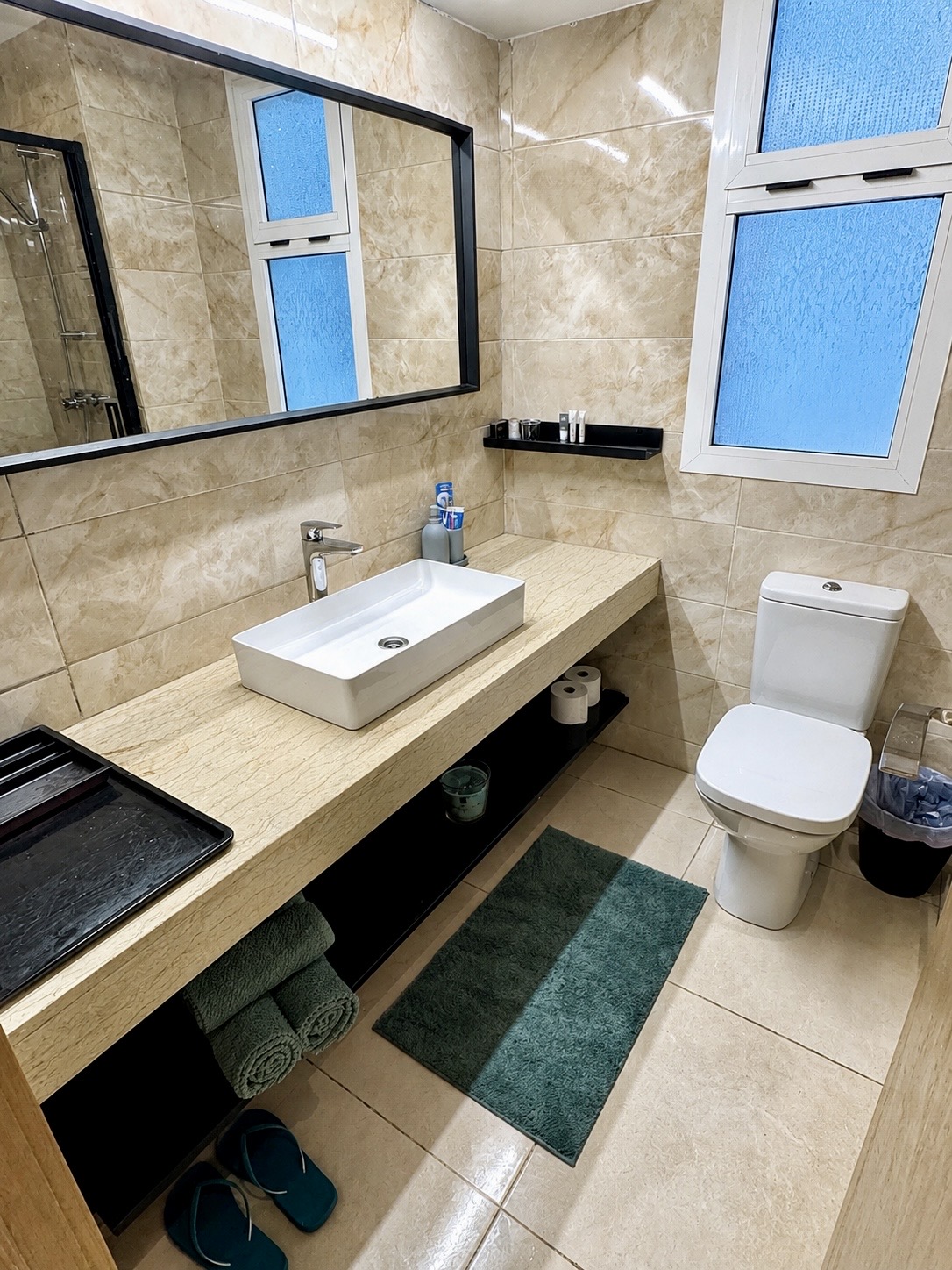 Salle de bain avec douche