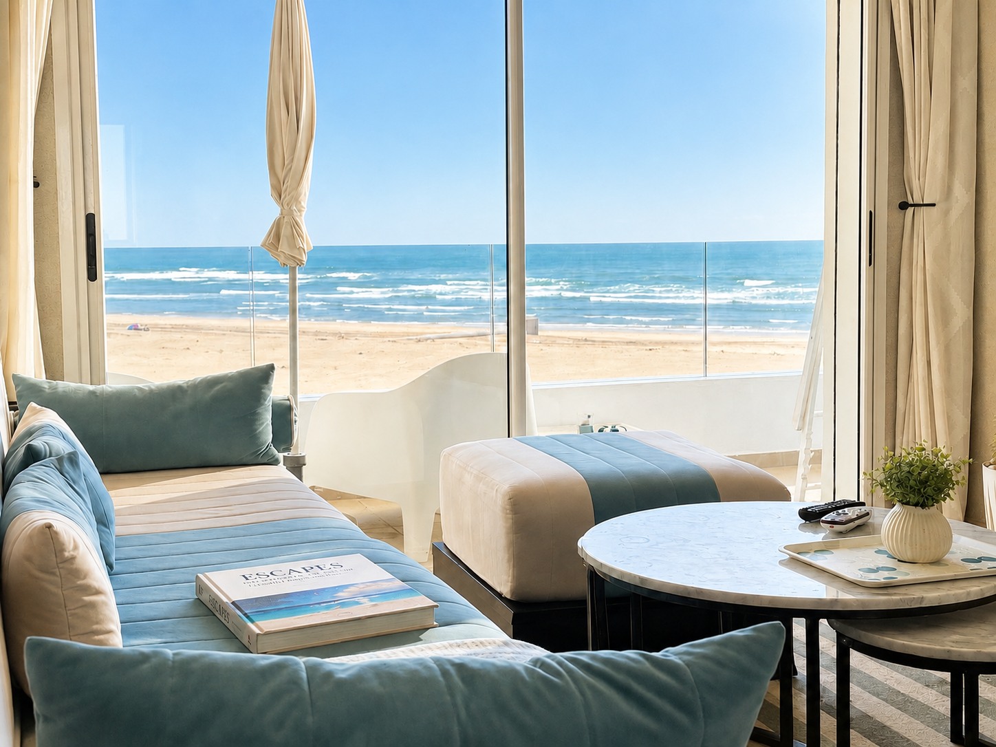 Salon lumineux ouvert sur la mer