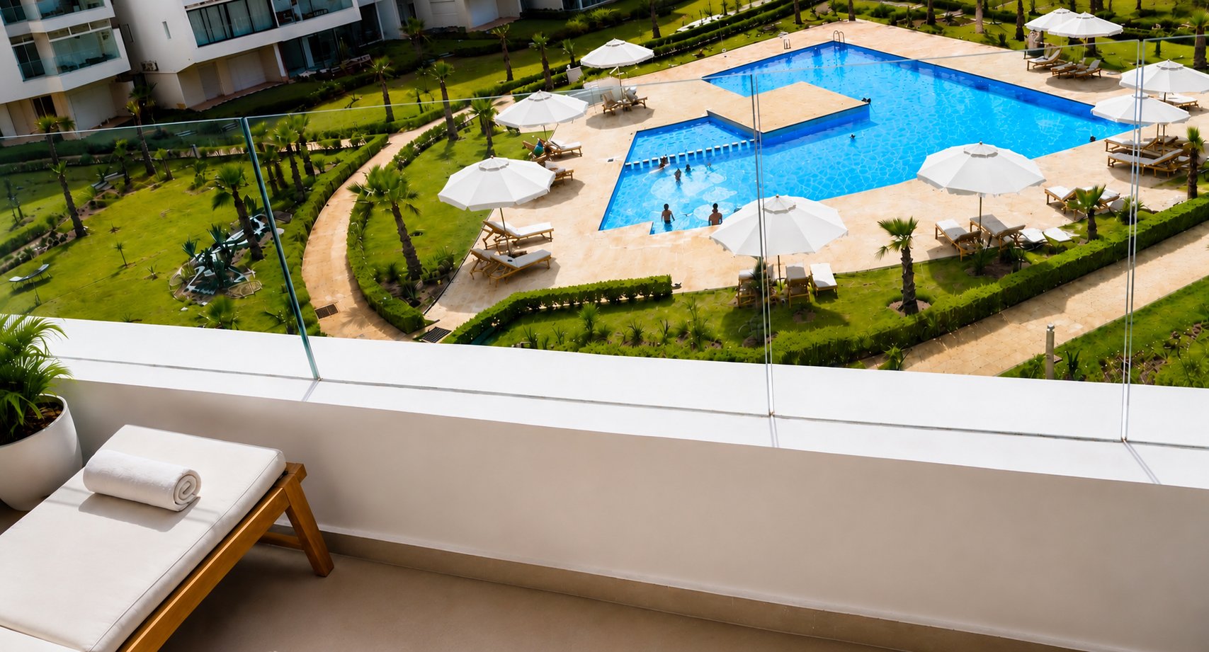 Piscine et résidence paysagée